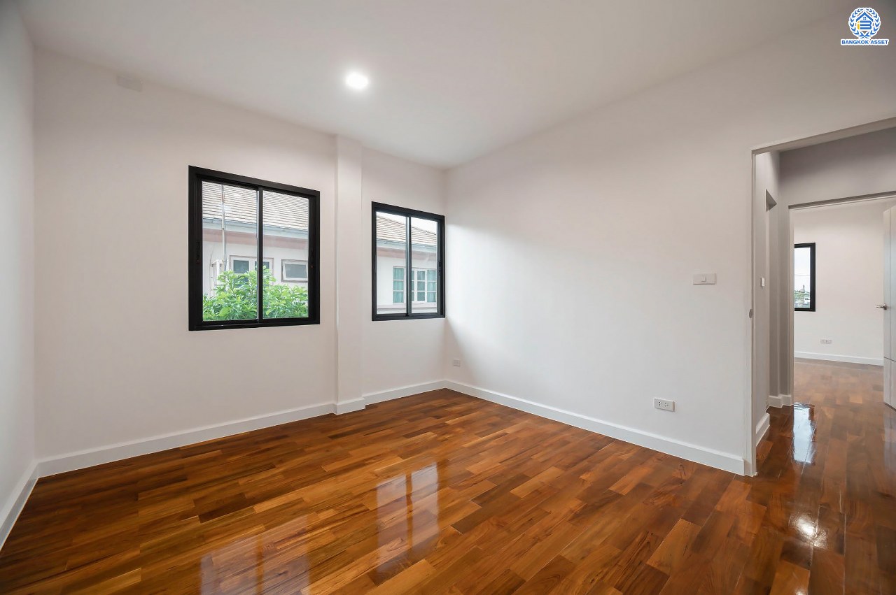 บ้านมือสองตกแต่งใหม่ โครงการ ลดาวัลย์ ปิ่นเกล้า-เพชรเกษม หลังมุม เนื้อที่ 102 ตร.ว. บนพื้นที่ใช้สอย 243.08 ตร.ม. ฟังก์ชัน 4 ห้องนอน 4 ห้องน้ำ 1 ห้องแม่บ้าน จอดรถได้ 2 คัน สภาพแวดล้อมดี ทำเลติดถนนกาญจนาภิเษก เดินทางเข้าสู่เมืองได้สะดวกเชื่อมต่อ ถนนเพชรเกษม ถนนราชพฤกษ์ ถนนกัลปพฤกษ์ ใกล้เดอะมอลล์บางแค ใกล้รถไฟฟ้าสายสีน้ำเงิน "สถานีหลักสอง" และ จุดขึ้นทางด่วน "ศรีรัช"